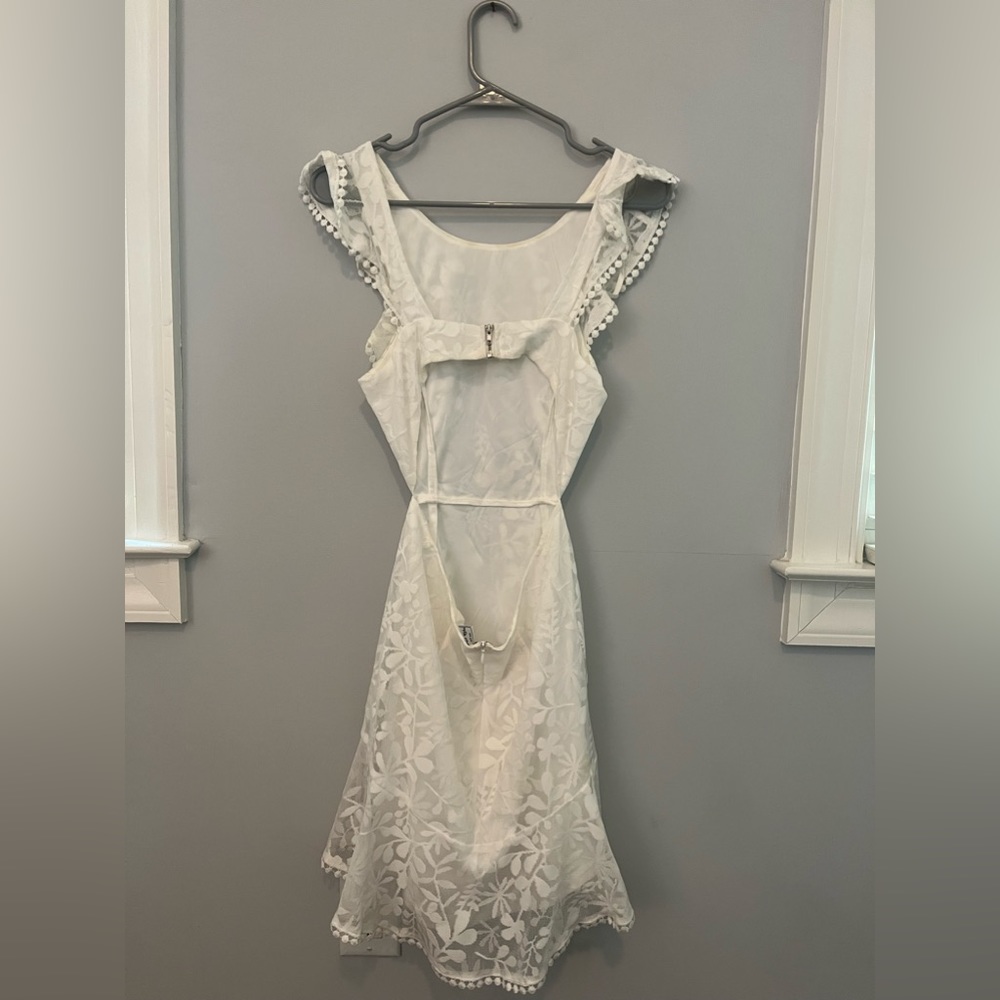 WHITE RUFFLE DRESS SIZE SMALL - Picture 2 of 3